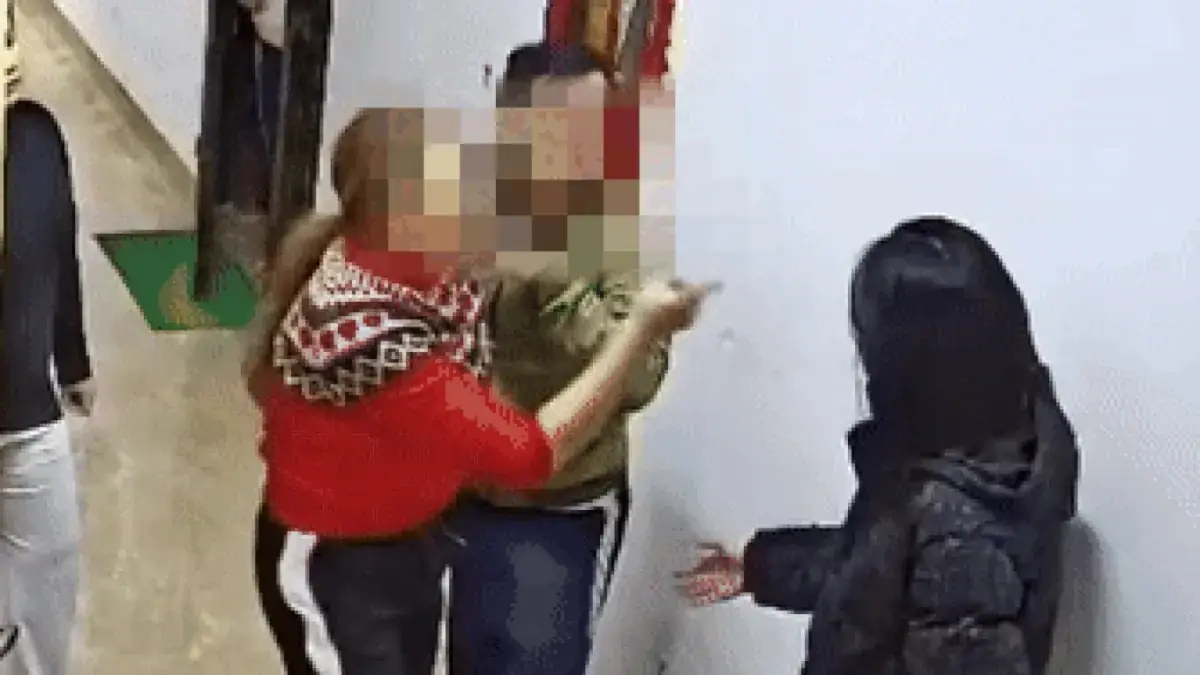 Triệu tập người phụ nữ hành hung hàng xóm